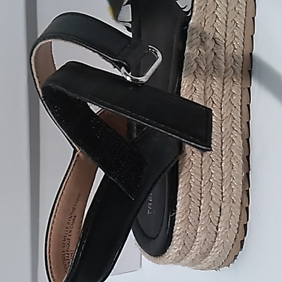 Cute Canvas Daisey Print Shoes with Velcro Close - Picture 5 of 9